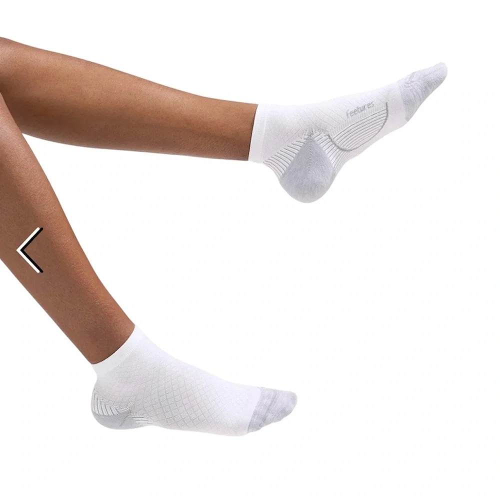 NWT Feetures Plantar Fasciitis Relief Sock Ultra Light Quarter Size S